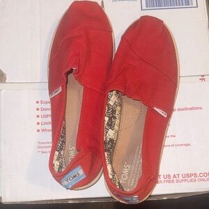 📌 TOMS Red Canvas Classics – Youth Size 5Y